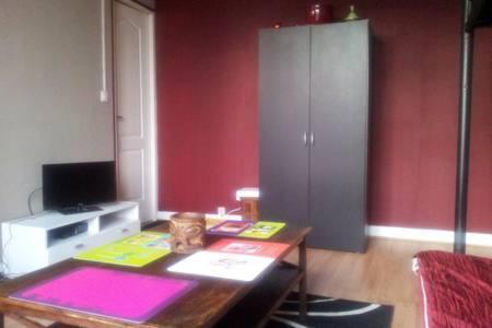 Near Paris Métro Robespierre Appartement